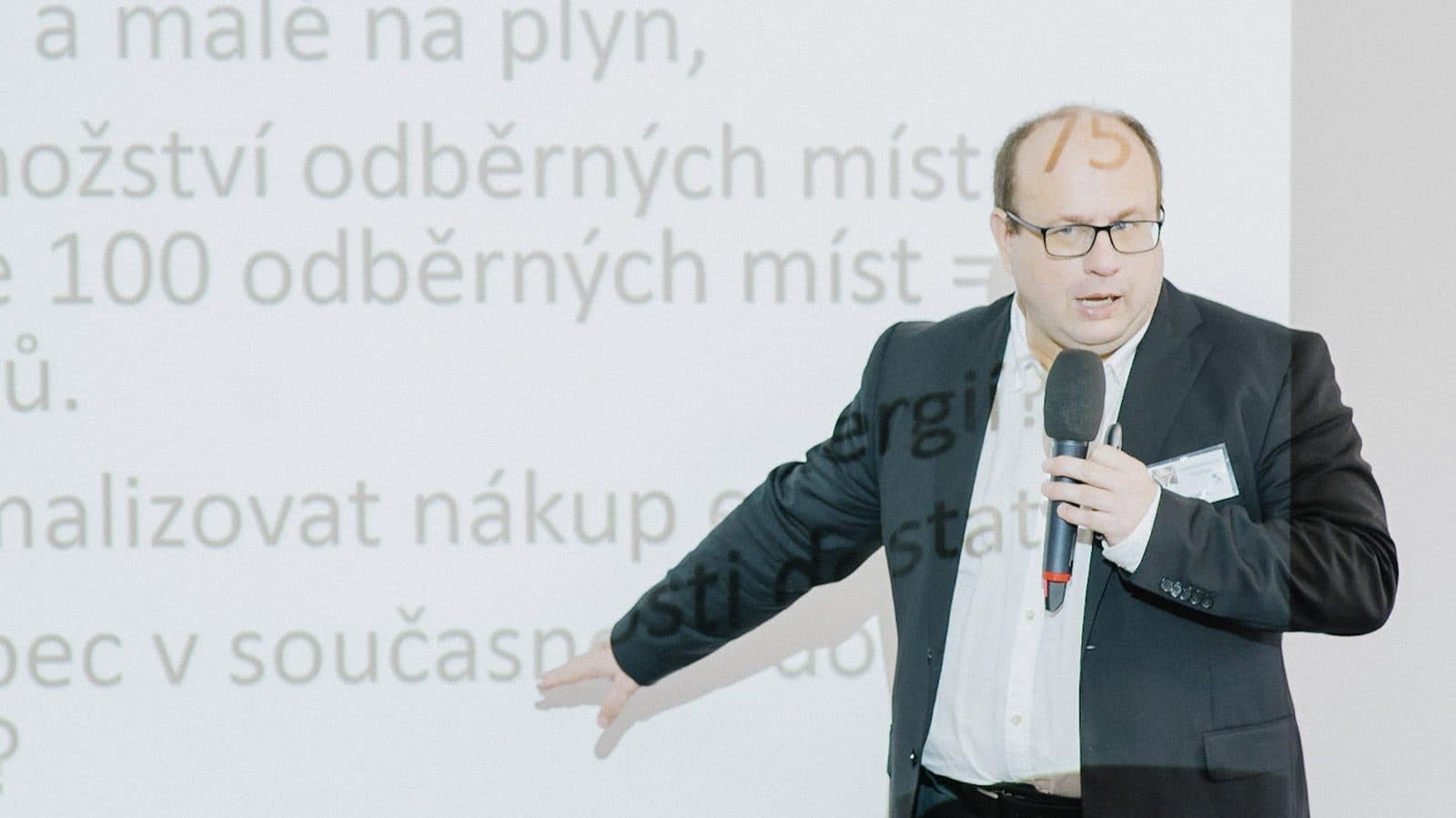 Lektor u plátna na školení Nákupní kliniky, na slidu případ z praxe Nákup elektřiny a plynu